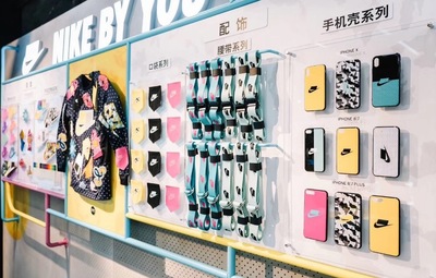 除了DIY球鞋，NIKE還推出服裝專屬定制服務(wù)！盡情發(fā)揮再也不怕撞衫！手機(jī)殼定制服務(wù)也來了